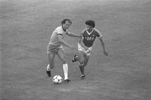 
          Imagem ilustrativa da imagem Khusanov e Kvaratskhelia: países ex-URSS se redescobrem no futebol e formam grandes talentos
          