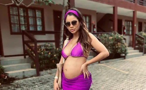 
          Imagem ilustrativa da imagem Lexa é internada após complicação na gravidez: 'caso delicado'
          