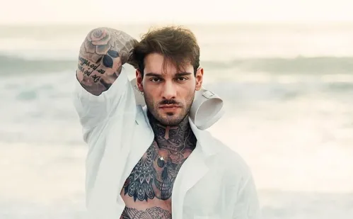
          Imagem ilustrativa da imagem Lucas Lucco diz que namoro quase acabou após publicar 'nude' sem querer na internet
          