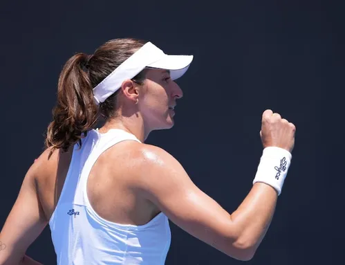 
          Imagem ilustrativa da imagem Luisa Stefani vai à final de duplas mistas em Wimbledon e quebra tabu de 58 anos do tênis brasileiro
          