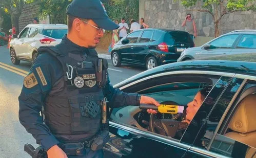 
          Imagem ilustrativa da imagem Mais de 100 motoristas recusam bafômetro em Vitória e vão ter de pagar R$ 2.934
          