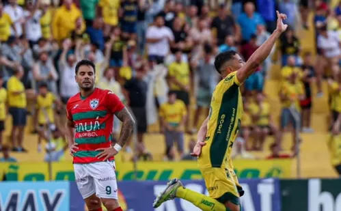 
          Imagem ilustrativa da imagem Mirassol x Portuguesa tem falha bizarra de goleiro e gol contra de longe
          