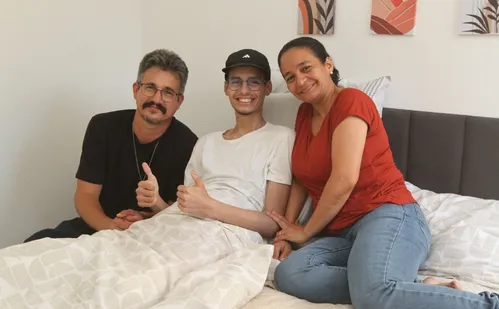 
          Imagem ilustrativa da imagem Motociclista tem perna reconstruída com uso de células-tronco
          