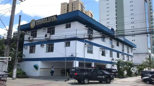 
          Imagem ilustrativa da imagem Mulher é presa por tentativa de feminicídio após enforcar namorada em Vitória
          