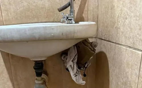 
          Imagem ilustrativa da imagem Mulher encontra celular escondido com câmera ligada em banheiro de empresa em Goiás
          