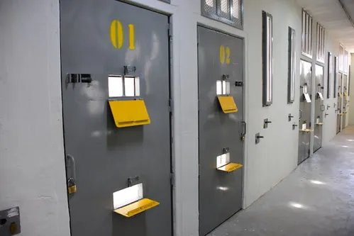 
          Imagem ilustrativa da imagem Muralha, câmeras em dobro, e leitor facial; veja o que mudou no presídio de Mossoró um ano após fuga
          