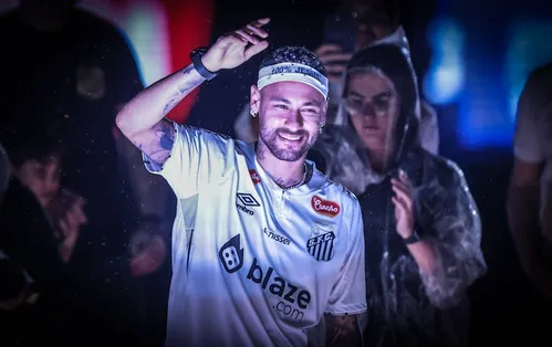 
          Imagem ilustrativa da imagem Neymar fala em vontade de jogar ‘até de goleiro’ e diz que contrato com Santos pode ser prorrogado
          