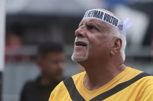 
          Imagem ilustrativa da imagem Neymar atrai torcedor com câncer, crianças e idosos, e faz venda de camisas do Santos explodir
          