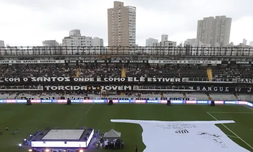 
          Imagem ilustrativa da imagem Neymar se apresenta a multidão na Vila Belmiro: ‘Vamos viver momentos felizes’
          