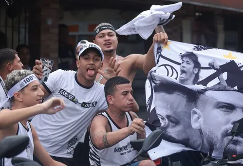 
          Imagem ilustrativa da imagem Neymar se apresenta a multidão na Vila Belmiro: ‘Vamos viver momentos felizes’
          