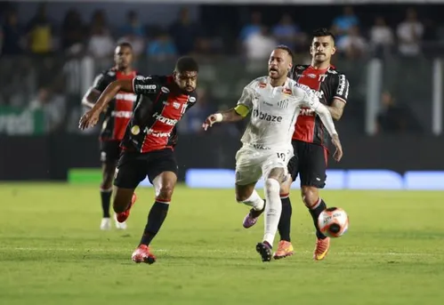 
          Imagem ilustrativa da imagem Neymar surpreende com nível físico, mas não há previsão para ser titular, diz auxiliar do Santos
          
