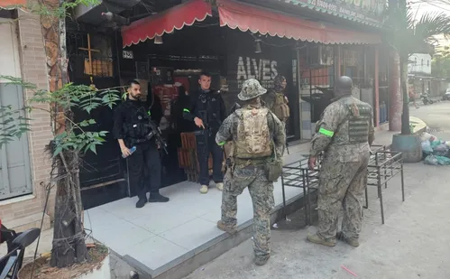 
          Imagem ilustrativa da imagem Operação no Rio contra traficantes capixabas prende 10 integrantes de facção
          