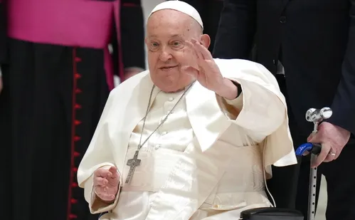 
          Imagem ilustrativa da imagem Papa Francisco tem noite “tranquila” depois de crise respiratória e transfusão
          