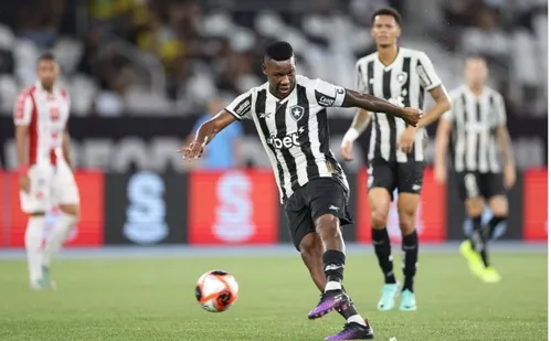 
          Imagem ilustrativa da imagem Patrick de Paula marca após vaias, e Botafogo vence o Bangu no Carioca
          