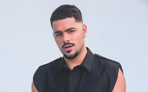 
          Imagem ilustrativa da imagem Pedro Sampaio: “Se não fosse cantor, eu seria professor”
          