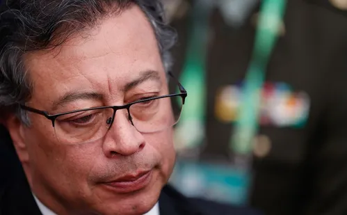 
          Imagem ilustrativa da imagem Petro pede renúncia de ministros em meio a crise no governo da Colômbia
          