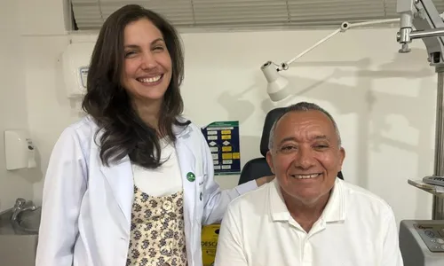 
          Imagem ilustrativa da imagem Pioneira: médica de Pernambuco revoluciona vidas com tatuagem ocular
          