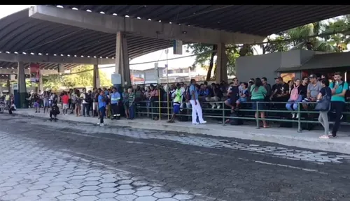 
          Imagem ilustrativa da imagem Por atraso de salários, motoristas cruzam os braços e a RMR amanhece sem ônibus
          
