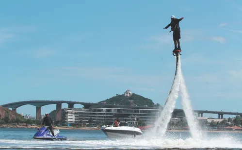 
          Imagem ilustrativa da imagem “Prancha voadora” vira sucesso do verão capixaba
          