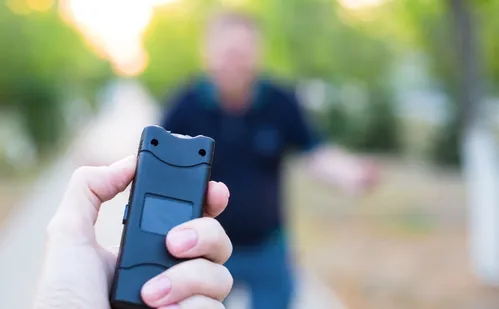 
          Imagem ilustrativa da imagem Projeto autoriza que mulheres com medida protetiva usem armas de eletrochoque no ES
          