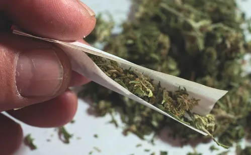 
          Imagem ilustrativa da imagem Projeto estabelece multa de até R$ 1.518 para quem fumar maconha na rua na Serra
          