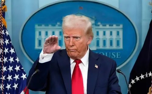 
          Imagem ilustrativa da imagem Trump diz que busca seriamente obter 3º mandato, vetado pela Constituição dos EUA
          