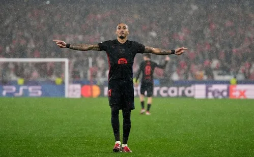 
          Imagem ilustrativa da imagem Raphinha faz 2, e Barcelona vira jogo eletrizante de 9 gols contra o Benfica
          