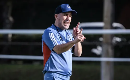 
          Imagem ilustrativa da imagem Raposa estreia novo técnico com desfalque e precauções
          