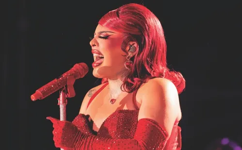 
          Imagem ilustrativa da imagem Romantismo, surpresas e pagode com Gloria Groove
          