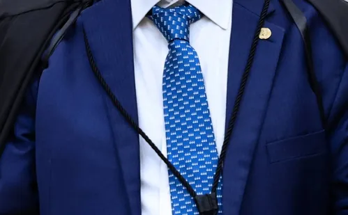 
          Imagem ilustrativa da imagem STF encomenda 100 unidades de gravata 'institucional' ao custo unitário de R$ 384
          