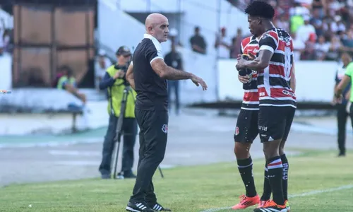 
          Imagem ilustrativa da imagem Santa Cruz chega à liderança do Pernambucano e bate recorde de público
          