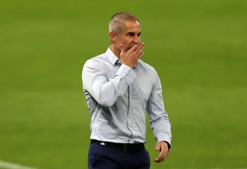 
          Imagem ilustrativa da imagem Sylvinho surpreende cantando Frank Sinatra em cerimônia na Albânia; veja vídeo
          