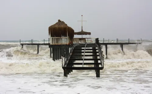 
          Imagem ilustrativa da imagem Terremoto de magnitude 7,6 atinge o Caribe e gera risco de tsunami
          