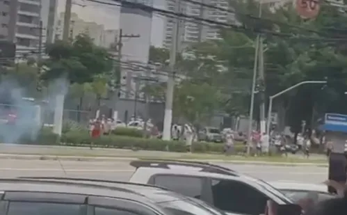 
          Imagem ilustrativa da imagem Torcedores de São Paulo e Corinthians brigam na Barra Funda antes do clássico
          