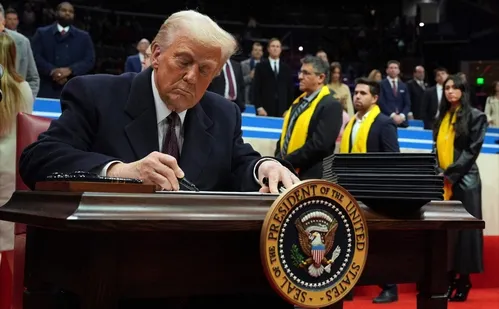 
          Imagem ilustrativa da imagem Trump adia proibição do TikTok nos Estados Unidos por 75 dias
          