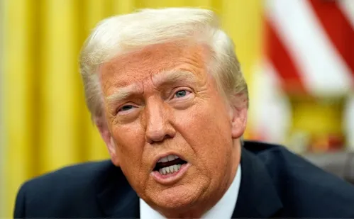 
          Imagem ilustrativa da imagem Donald Trump impõe tarifa de 145% sobre importações chinesas
          