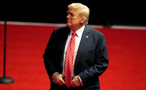 
          Imagem ilustrativa da imagem Trump vai baixar nesta segunda medidas sobre imigração e contratação de servidores
          