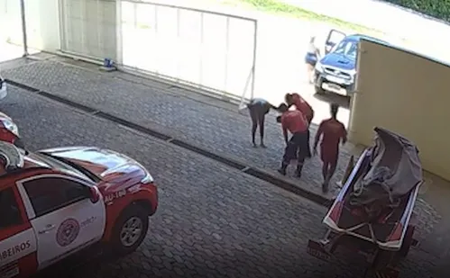 
          Imagem ilustrativa da imagem VÍDEO | Bombeiros salvam bebê de um ano afogada em piscina no ES
          