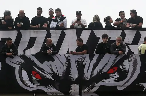 
          Imagem ilustrativa da imagem Vaquinha do Corinthians completa 2 meses com arrecadação de 5% do valor para quitar Arena
          