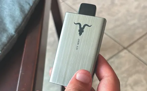 
          Imagem ilustrativa da imagem Viciado em cigarro eletrônico: "Evitem usar. É muito difícil parar"
          