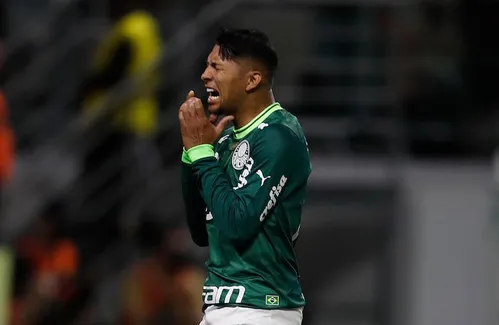 
          Imagem ilustrativa da imagem Vídeo: CSO do Atlético-MG explica negociação com Rony e aponta troca de Fuchs por Caio Paulista
          