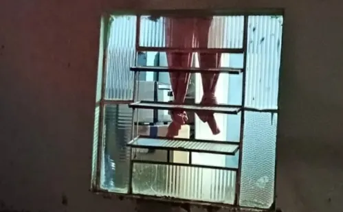 
          Imagem ilustrativa da imagem Vizinho confunde cortina amarrada com corpo pendurado e aciona os bombeiros
          