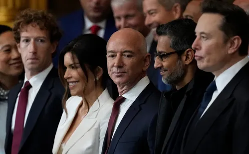 
          Imagem ilustrativa da imagem Zuckerberg, Musk e Bezos chegam ao Capitólio para cerimônia de posse de Trump
          
