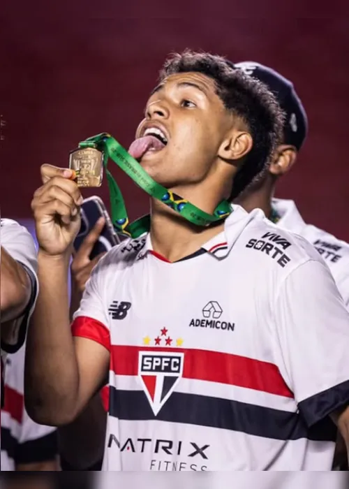 Imagem ilustrativa da imagem Dois jogos sem descanso e duas ‘cavadinhas’: conheça Ryan Francisco, joia do São Paulo