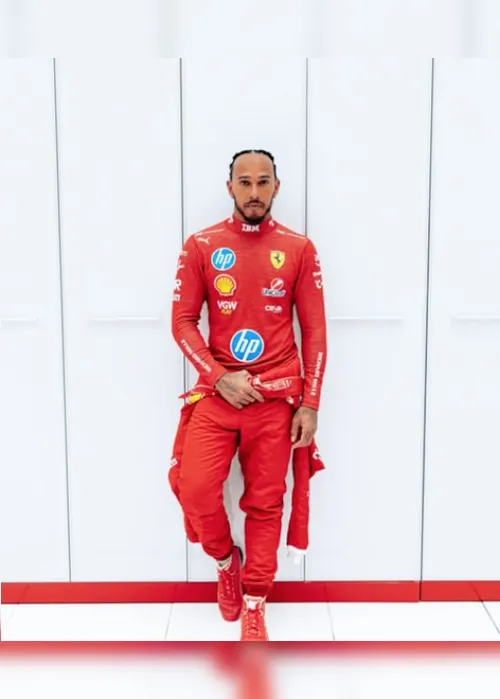 Imagem ilustrativa da imagem F1: Lewis Hamilton aparece em primeira foto com macacão da Ferrari