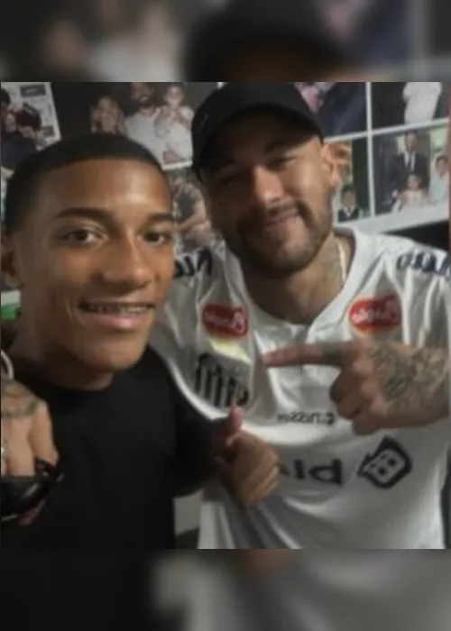 Imagem ilustrativa da imagem Neymar ‘abraça’ filho de Robinho: ‘Teu pai cuidou de mim e eu cuidarei de você’