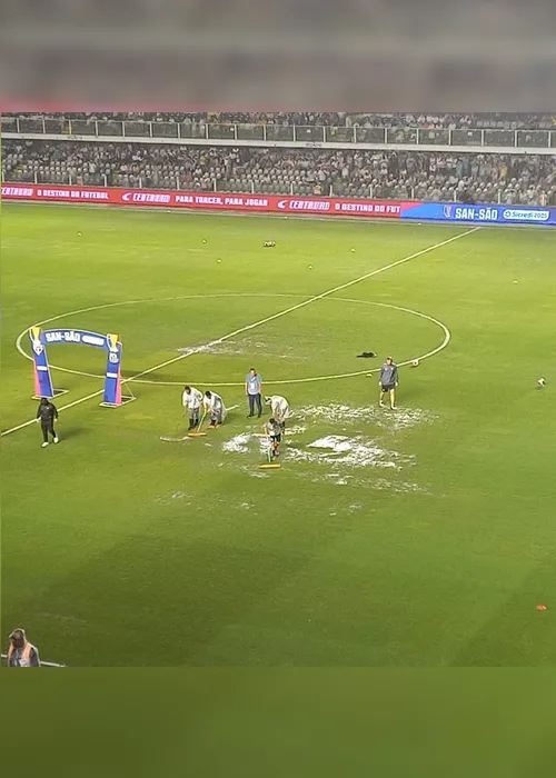 Imagem ilustrativa da imagem Santos x São Paulo é adiado em meia hora após chuva castigar gramado da Vila Belmiro