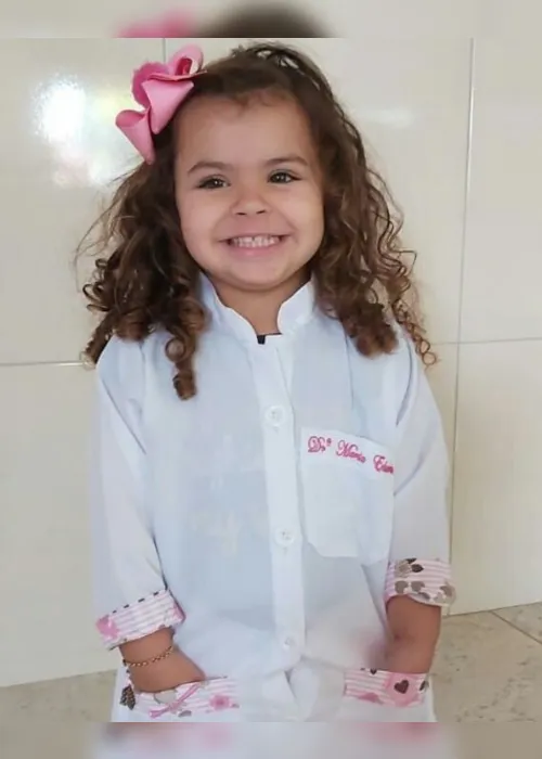 Imagem ilustrativa da imagem VÍDEO | Menina de Ibatiba viraliza com brincadeira que simula boneca na UTI