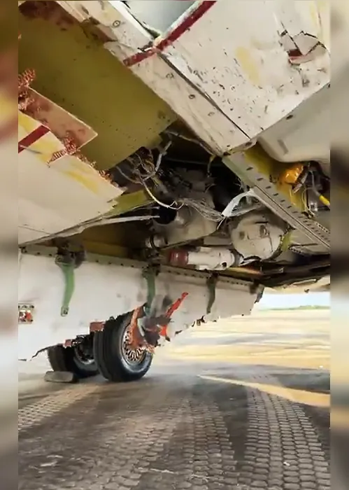 Imagem ilustrativa da imagem Veja como ficou avião após bater em carro na pista do aeroporto do Galeão, no Rio