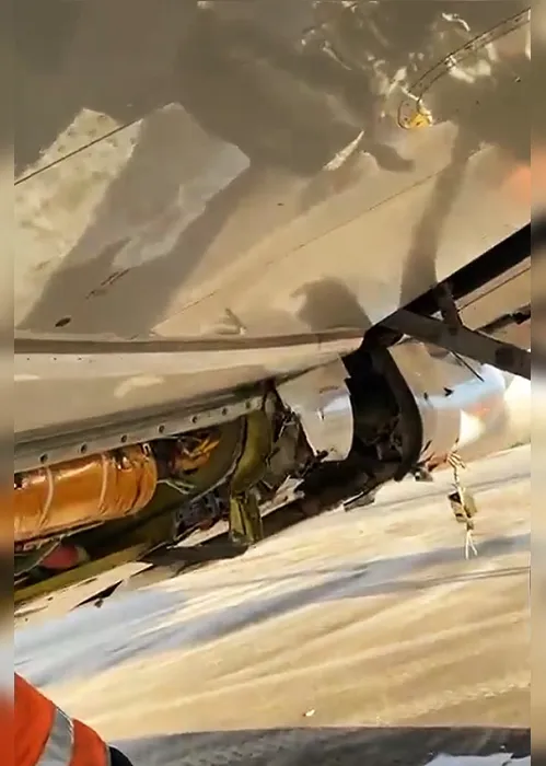 Imagem ilustrativa da imagem Veja como ficou avião após bater em carro na pista do aeroporto do Galeão, no Rio
